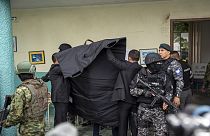 La policía cubre al candidato presidencial Christian Zurita, del "Movimiento Construye", mientras marca su papeleta en unas elecciones anticipadas en Quito, Ecuador