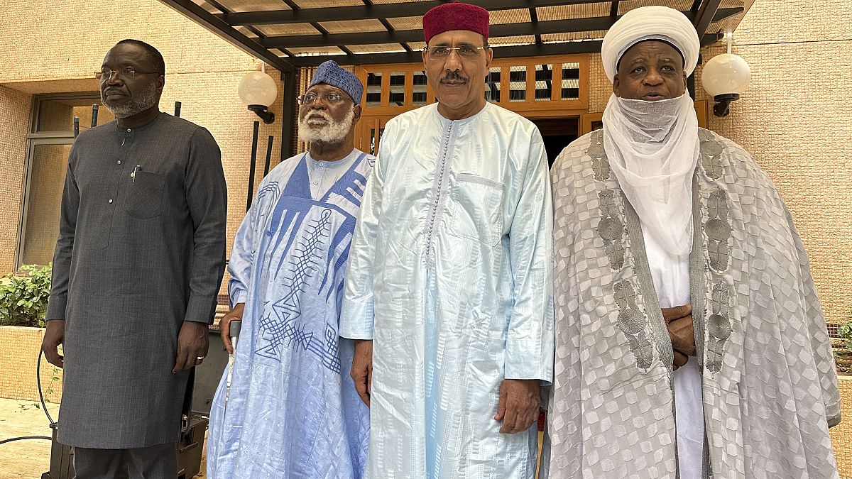 وفد إيكواس مع رئيس النيجر المخلوع محمد بازوم