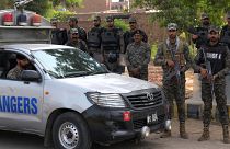 قوات من الشرطة الباكستانية في أحد الأماكن التي حدثت فيها أعمال الشغب والتخريب