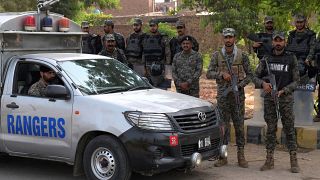 قوات من الشرطة الباكستانية في أحد الأماكن التي حدثت فيها أعمال الشغب والتخريب