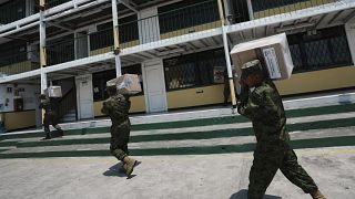 الجيش الإكوادوري ينقل مواد ومستلزمات إلى مراكز الاقتراع