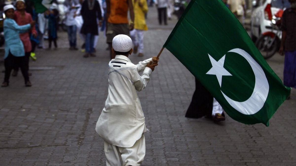 Gyerek pakisztáni zászlóval