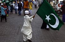 Gyerek pakisztáni zászlóval