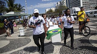 Angehörige von ermordetem brasilianischen Junge protestieren in Rio de Janeiro