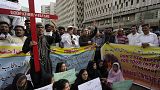 Manifestación en Karachi contra la quema de casa e iglesias en Jaranwala