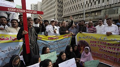 Manifestación en Karachi contra la quema de casa e iglesias en Jaranwala