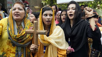 Pakistanische Christen protestieren in Karachi gegen die Gewalt und die Verbrennung ihrer Kirchen und Häuser