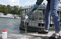 Vízminőség ellenőrzés a Szajnán, Párizsban. A 2024-es olimpiai játékok miatt a folyót rendszeresen monitorozzák, hogy lássák, milyen a víz minősége