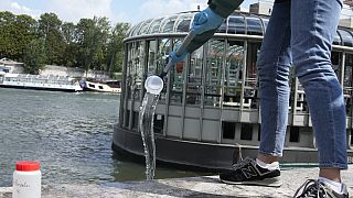 Vízminőség ellenőrzés a Szajnán, Párizsban. A 2024-es olimpiai játékok miatt a folyót rendszeresen monitorozzák, hogy lássák, milyen a víz minősége