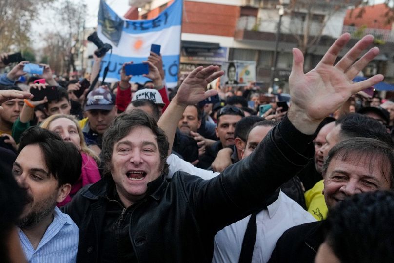 Javier Milei fiatal rajongói gyűrűjében, Buenos Airesben, 2023 júniusában