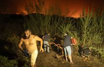 Anwohner auf Teneriffa versuchen, den nahenden Waldbrand aufzuhalten