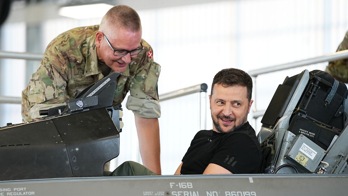 Wolodymyr Selenskyj sitzt in einen dänischen F-16-Kampfjet während eines Besuchs in Kopenhagen