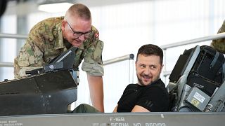 Wolodymyr Selenskyj sitzt in einen dänischen F-16-Kampfjet während eines Besuchs in Kopenhagen