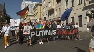 Des opposants à Vladimir Poutine manifestent à Berlin, Allemagne, le 20.08.2023