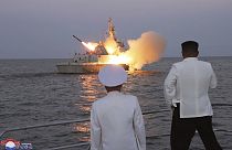 Kim Jong-un supervisando el lanzamiento de misiles de crucero a bordo de un buque de guerra.