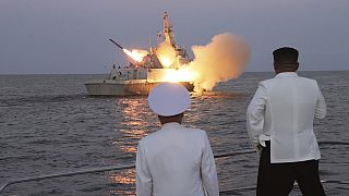 الزعيم الكوري الشمالي كيم جونغ أون، إلى اليمين، يراقب تجربة إطلاق صواريخ كروز الاستراتيجي-20 آب 2023