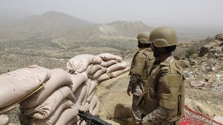 عسكريان سعوديان عند الحدود اليمنية [أرشيف]