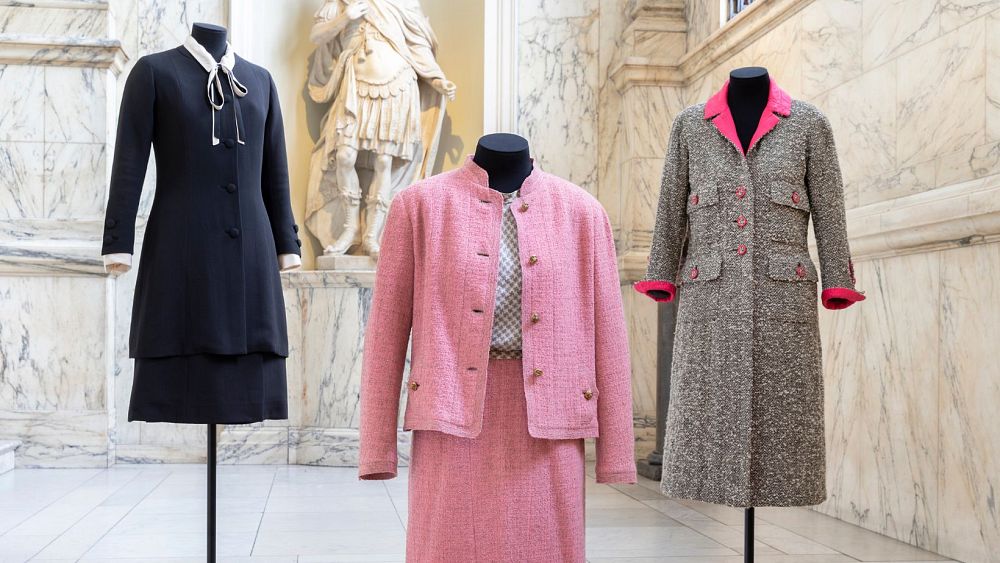 От сиропиталището до модните висини: Нова изложба изследва историята на Chanel