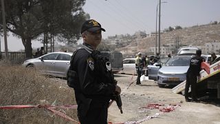 Ein israelischer Polizist bewacht den Tatort nahe der palästinensischen Stadt Hebron