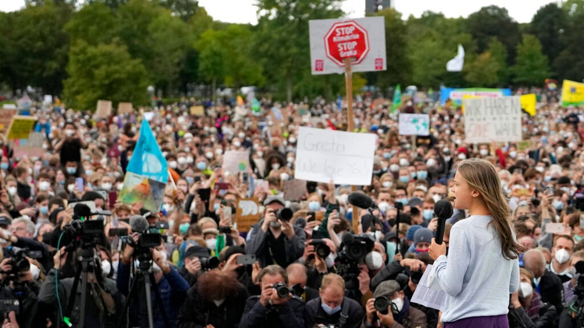 Шведская климатическая активистка Грета Тунберг выступает во время глобальной климатической забастовки "Пятницы ради будущего" в Берлине, Германия.