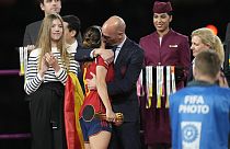A spanyol királyi labdarúgó-szövetség elnöke, Luis Rubiales (j) és Aitana Bonmatí (b) a vb-győzelem után