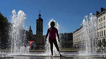 В жару французы охлаждаются у фонтанов