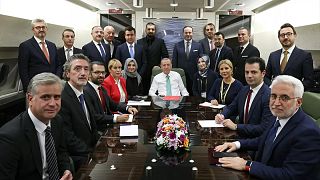 Erdoğan uçakta gazetecilerle bir arada