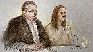 Seri bebek katili hemşire Lucy Letby, avukatının duruşma sırasında karar açıklanırken çizimi