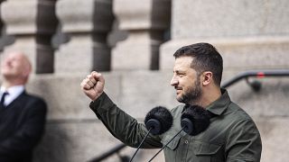 Az ukrán államfő beszédet mond a dán parlament épülete előtt 2023. augusztus 21-én