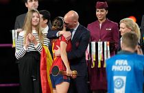 Futbol Federasyonu Başkanı Luis Rubiales, kadın futbolcuyu kucaklarken.