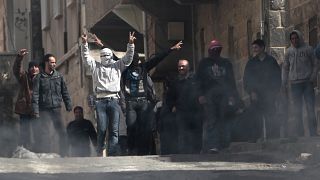 متظاهرون يشاركون في احتجاجات مدينة درعا في سوريا