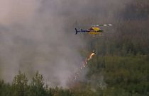 Allumage planifié du feu de forêt de Donnie Creek à l'aide d'un hélicoptère lance-flammes.