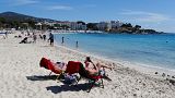 Die Menschen genießen das sonnige Wetter auf der Baleareninsel Mallorca.