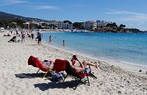 Die Menschen genießen das sonnige Wetter auf der Baleareninsel Mallorca.