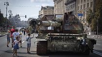 اوکراین تانک‌ها و خودروهای زرهی منهدم شده روسیه را در مرکز شهر کی‌یف به صف کرد