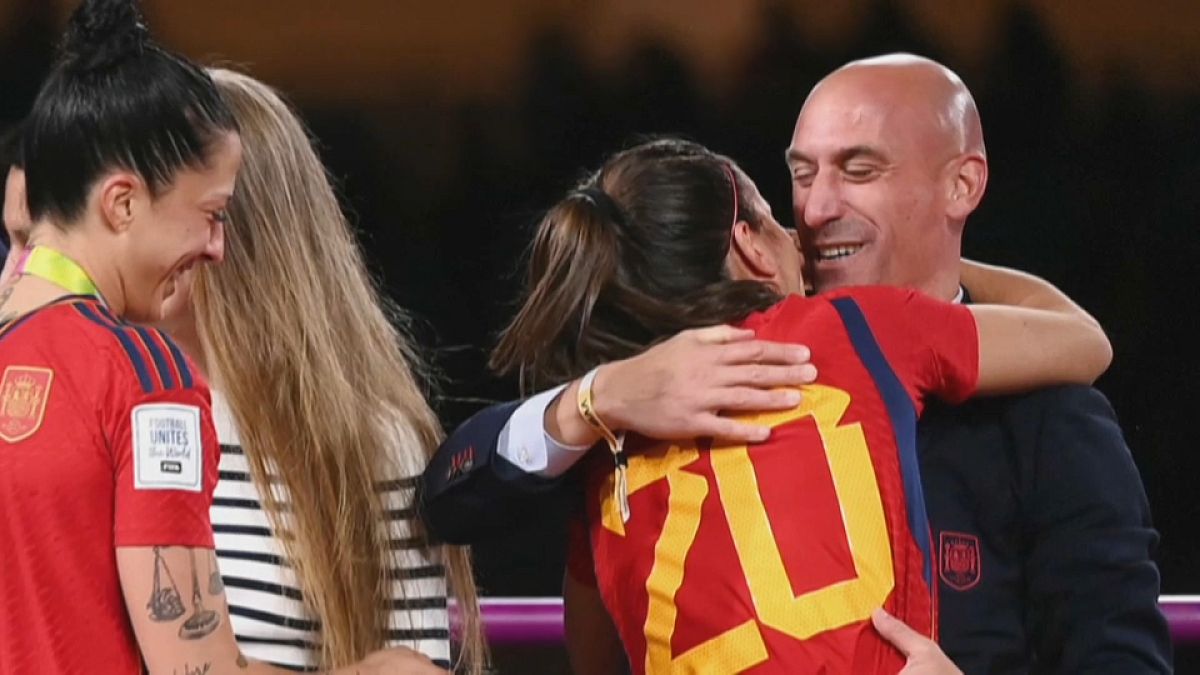 Luis Rubiales Pide Disculpas Por Su Polémico Beso En Los Labios A Jenni