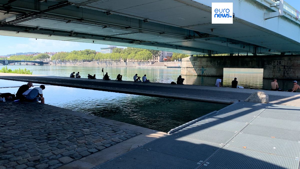Em Lyon as sombras à beira-rio são umas das opções para enfrentar o calor