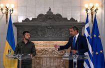رئيس الوزراء اليوناني كيرياكوس ميتسوتاكيس مع الرئيس الأوكراني فولوديمير زيلينسكي في أثينا. 2023/08/21