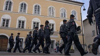 حضور پلیس اتریش مقابل خانه محل تولد آدولف هیتلر برای جلوگیری از تجمع نئونازی‌ها