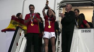 La española Ivana Andrés levanta el trofeo de la Copa del Mundo a su llegada al aeropuerto internacional de Barajas en Madrid, España, el lunes 21 de agosto de 2023.