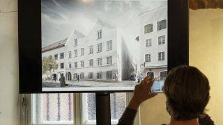 المخطط المختار لإعادة التصميم المعماري لمنزل أدولف هتلر، خلال مؤتمر صحفي في وزارة الداخلية في فيينا.