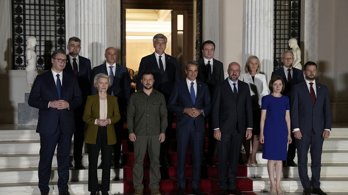 Les leaders européens et des Balkans entourent le président Zelensky