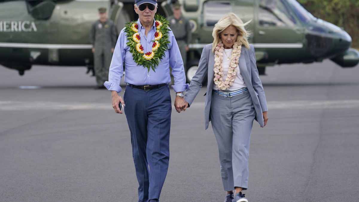 Le président Joe Biden et la première dame Jill Biden montent à bord de l'Air Force One après avoir visité le site des incendies dévastateurs de Maui, lundi 21 août 2023.