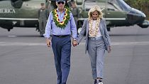 Le président Joe Biden et la première dame Jill Biden montent à bord de l'Air Force One après avoir visité le site des incendies dévastateurs de Maui, lundi 21 août 2023.