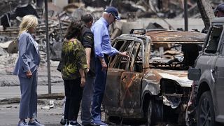 Joe Biden e a mulher visitam áreas devastadas pelos incêndios florestais em Lahaina, na ilha havaiana de Maui, esta segunda-feira.