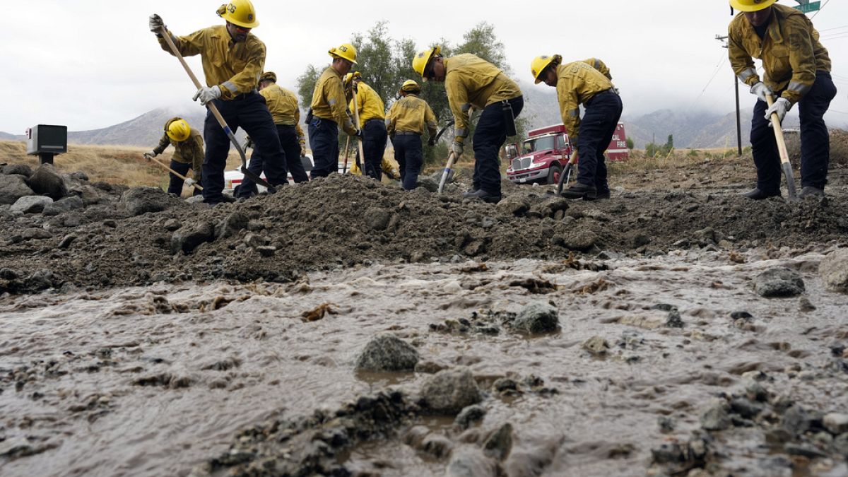 Nach Tropensturm "Hilary" räumen Einsatzkräfte in Kalifornien eine Straße vom Schlamm