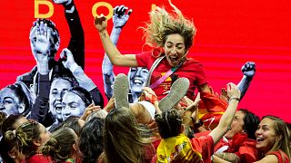 A döntőben győztes gólt szerző Olga Carmona csapattársai nyakában
