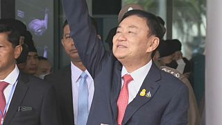 Thaksin Shinawatra salue ses supporters