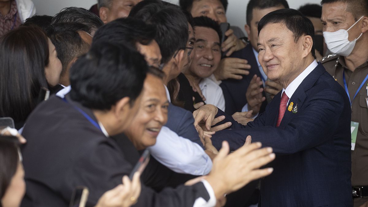 Thaksin Shinawatra é recebido por centenas de apoiantes no aeroporto, esta terça-feira. 