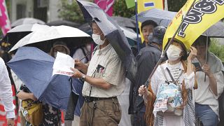 Manifestantes en pie durante una concentración contra el vertido de agua radiactiva tratada de la central nuclear de Fukushima